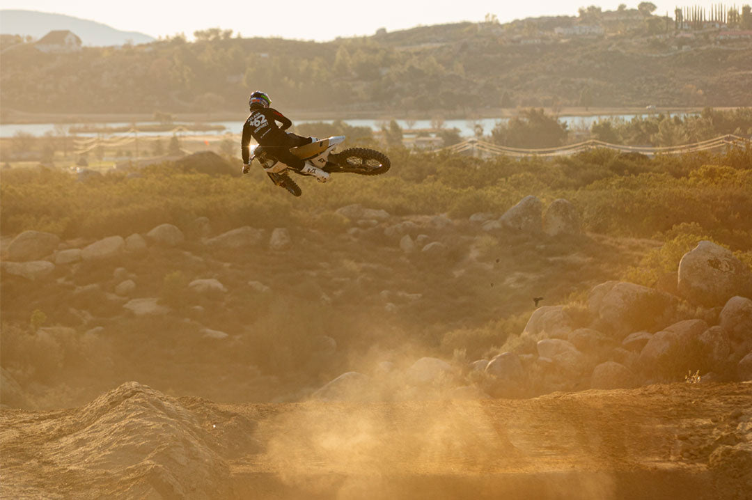 Male model wearing Heat Wave Visual MXG 250 Motorsport Goggle in the Hydro Digger color way with a Piff lens.