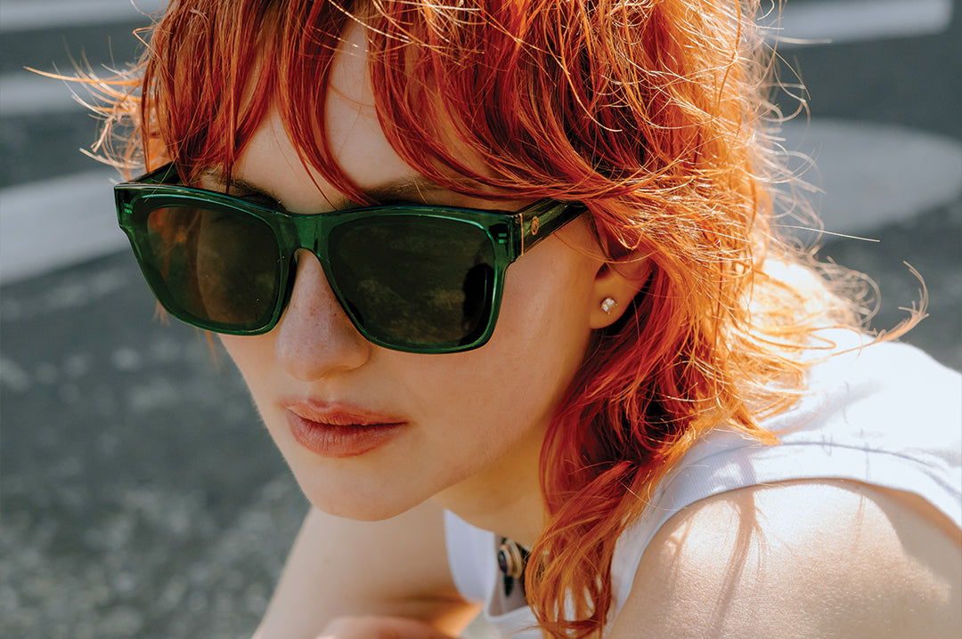Woman wearing the Marylin Sunglasses: Cycad Green